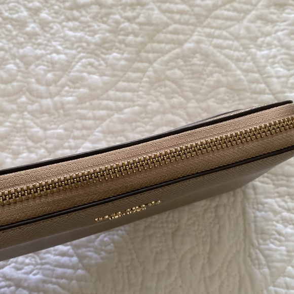 Kate Spade large gold metallic zip around wallet w/ cranberry and pink interior - Picture 4 of 16